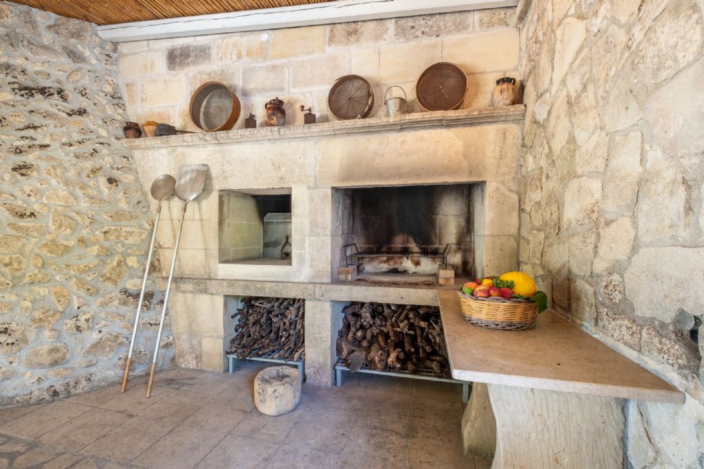Barbecue e forno a legna in una Villa con piscina in Puglia