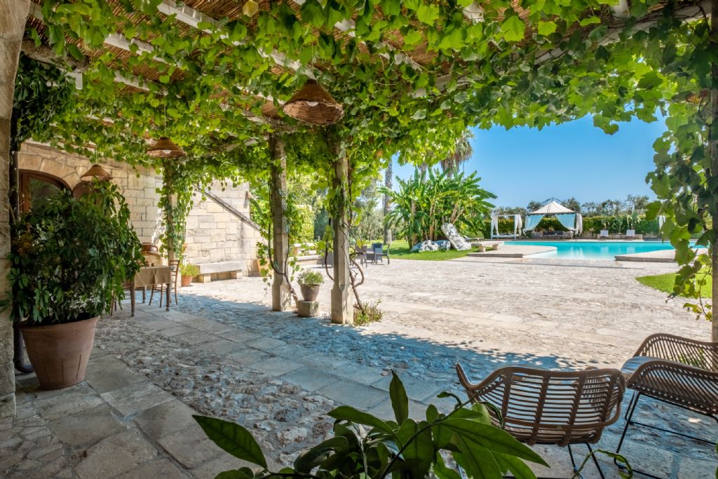 Pergolato con vista piscina in Puglia