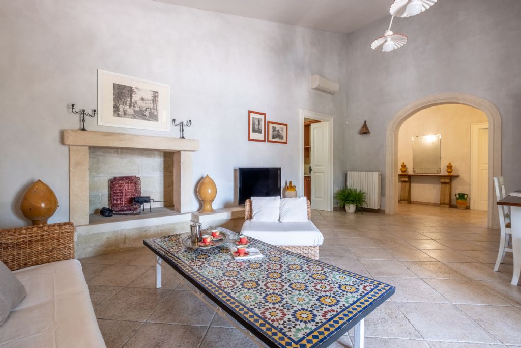 Splendido tavolino con mosaico in uno spazioso salotto di una lussuosa villa con piscina in Puglia