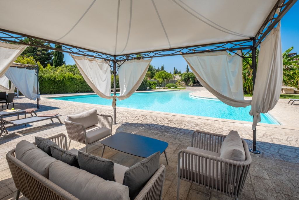 Salotto rilassante a bordo piscina in Puglia