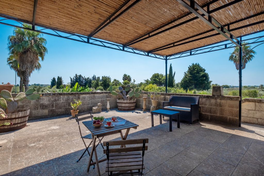 Ampio terrazzo con vista sulle campagne salentine in una bellissima villa con piscina in Puglia